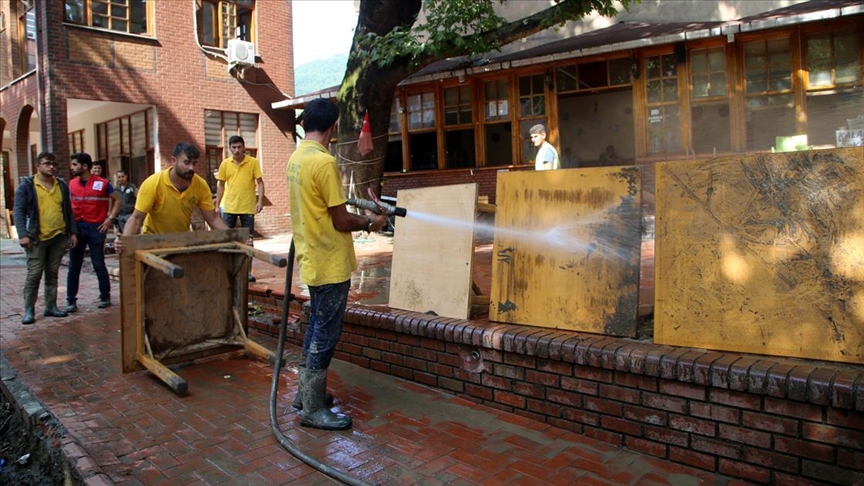 Selin vurduğu Bozkurt'ta çamurdan temizlenen sokaklar yıkanıyor