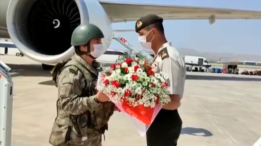 Afganistandan dönen Mehmetçik askeri yetkililer tarafından çiçeklerle karşılandı