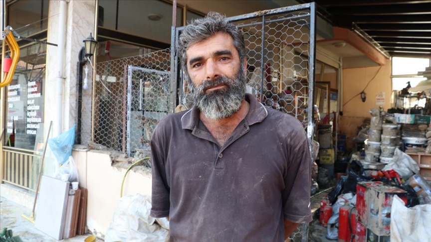 Dükkanındaki binlerce malzemeyi tek tek yıkayarak selin izlerini silmeye çalışıyor