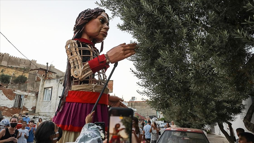 Το σύμβολο μαριονέτας των προσφύγων «Little Amal» κόλλησε στην Ελλάδα