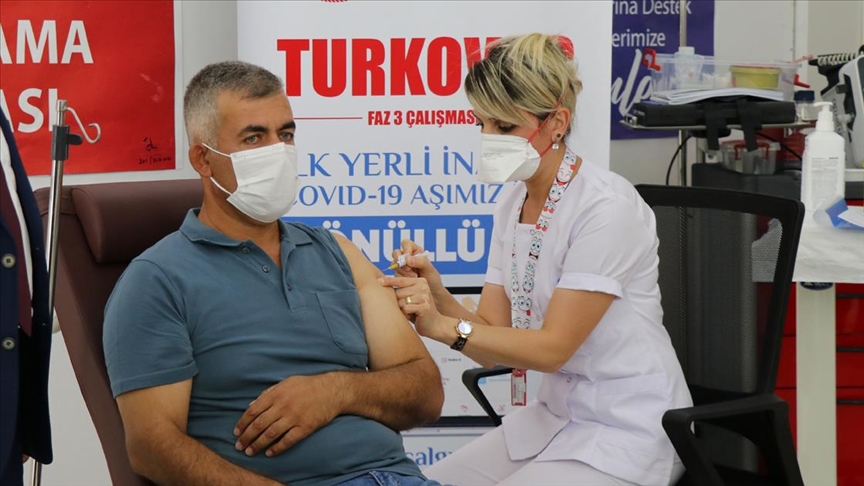 TURKOVAC aşısı geliştirildiği Erciyes Üniversitesinde gönüllülere uygulanıyor