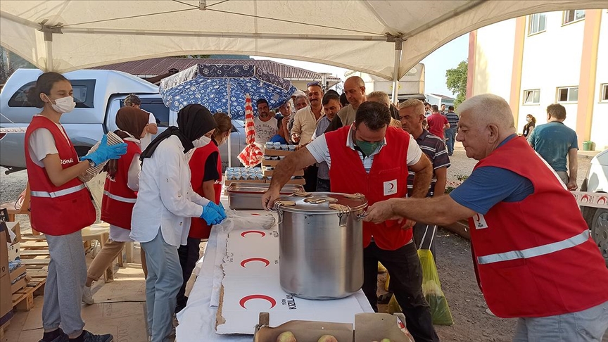 Türk Kızılay selden etkilenen 670 binden fazla kişiye sıcak yemek sağladı