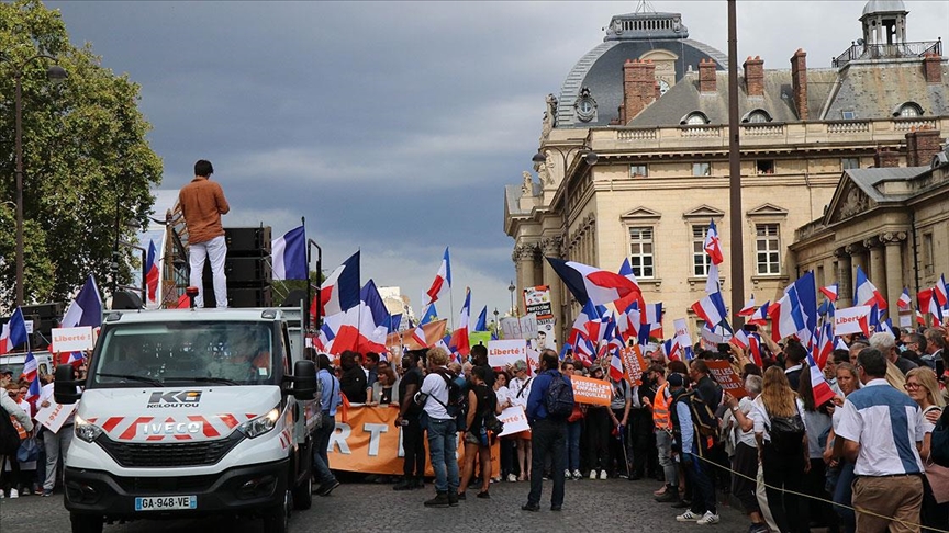 Fransada Kovid-19 aşı zorunluluğu karşıtları 7 haftadır gösteri düzenliyor