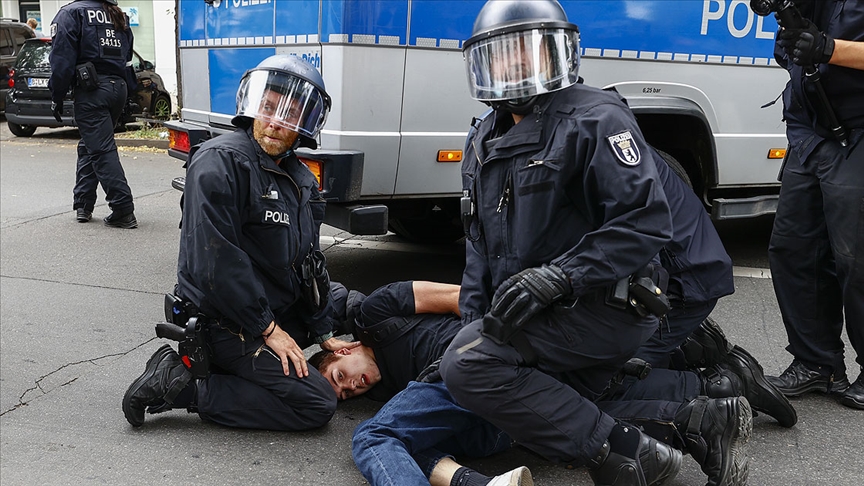 Almanya polisi, Kovid-19 önlemlerini protesto etmek isteyen göstericilere müdahale etti