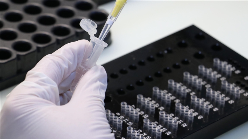 Mikrobiyoloji uzmanlarının yoğun PCR testi mesaisi