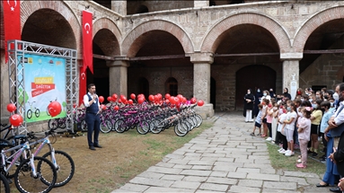 Турската Општина Коња додели велосипеди за ученици од Северна Македонија