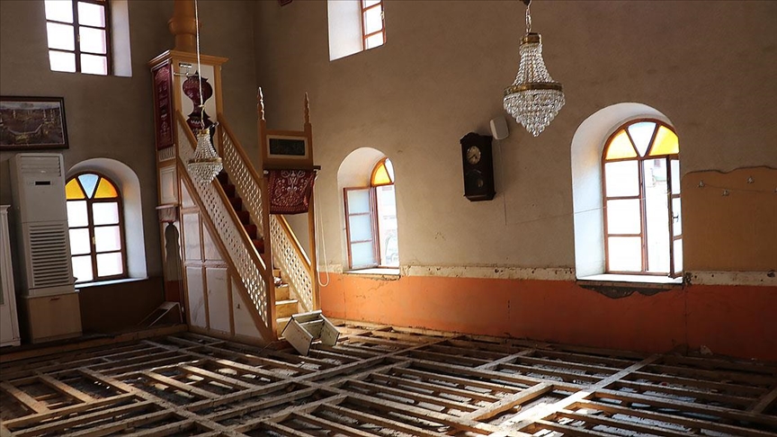 Bozkurttaki selde zarar gören 112 yıllık cami ve içindeki kitaplardan afetin izleri silinmeye çalışılıyor