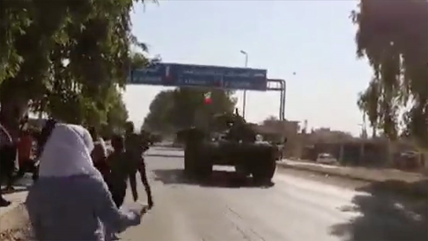 Suriyede terör örgütü YPG/PKK işgalindeki Tel Temir beldesinde Rus askeri konvoyu taşlandı