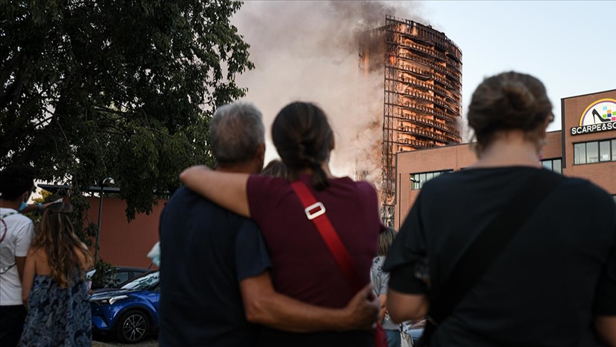 İtalyada 15 katlı binada yangın çıktı