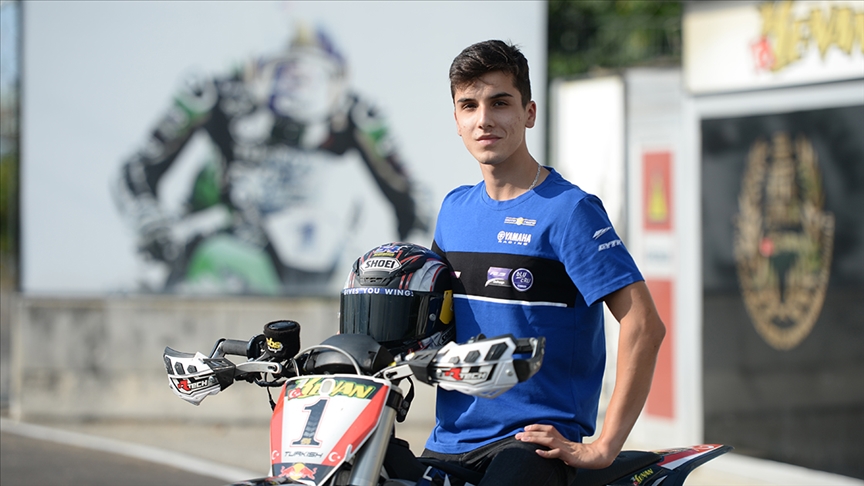 Milli motosikletçi Bahattin Sofuoğlu, İtalyadaki ikinci yarışı da kazandı