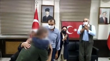 "أمهات دياربكر".. أسرة جديدة تسترد ابنها من "بي كا كا"