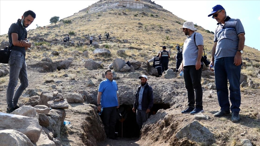 Konya Takkeli Dağda 9 yıldır yürütülen kazılarda 35 kaya mezarı bulundu