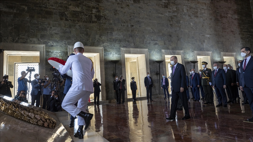 Cumhurbaşkanı Erdoğan başkanlığındaki devlet erkanı, Anıtkabiri ziyaret etti
