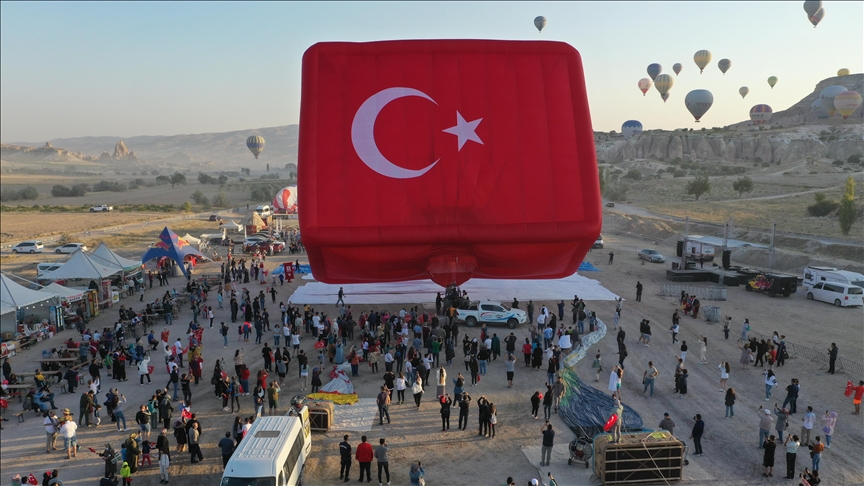 Nevsehir De Ay Yildiz Desenli Yerli Uretim Sicak Hava Balonu Tanitildi