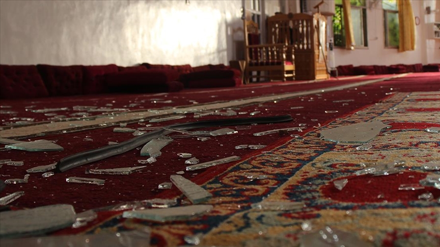 Dera'da kuşattığı mahallede ilerleme girişiminde bulunan Esed rejimi güçleri, camiyi bombaladı