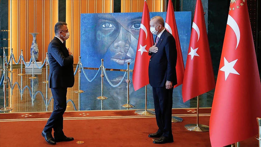 Cumhurbaşkanı Erdoğan, 30 Ağustos Zafer Bayramı tebriklerini Mülteci Çocuk tablosu önünde kabul etti