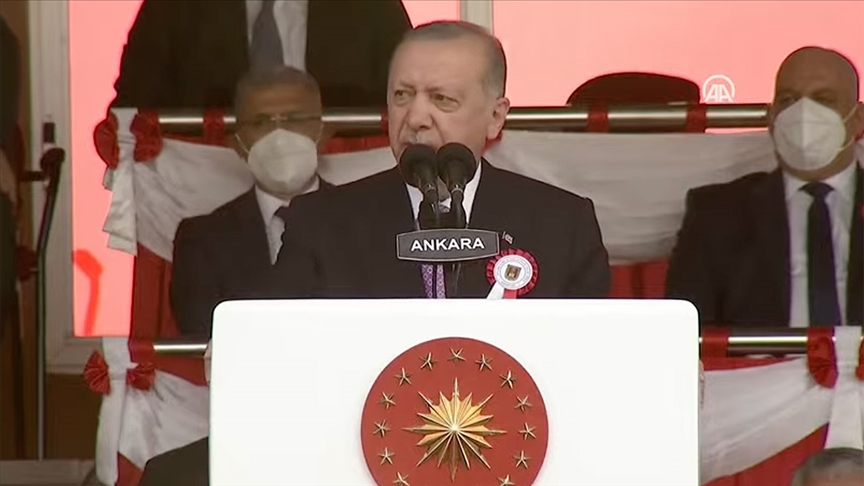 Cumhurbaşkanı Erdoğan: FETÖ ihanet çetesiyle irtibatı olan 21 bin TSK mensubunun orduyla ilişkisi kesildi
