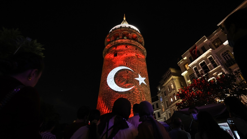 Turska obilježava Dan pobjede: Svjetlosni performans na istanbulskoj Galata kuli