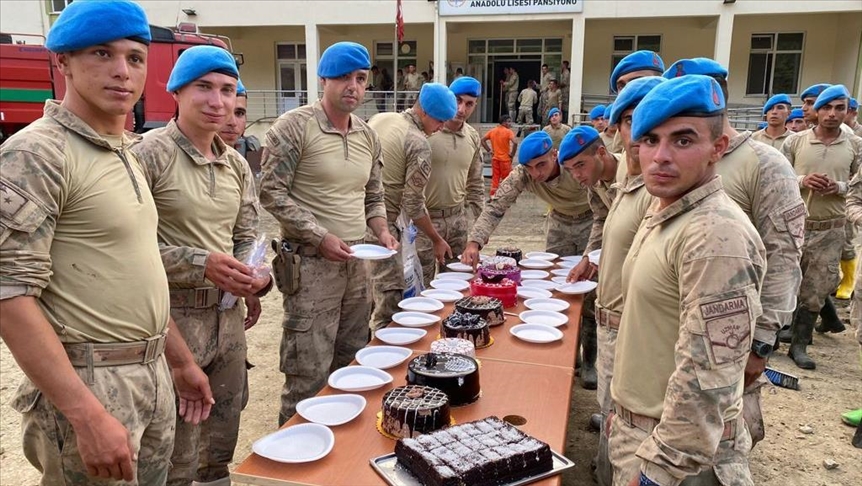Ayancıkta selin izlerini silmeye çalışan askerlere doğum günü sürprizi