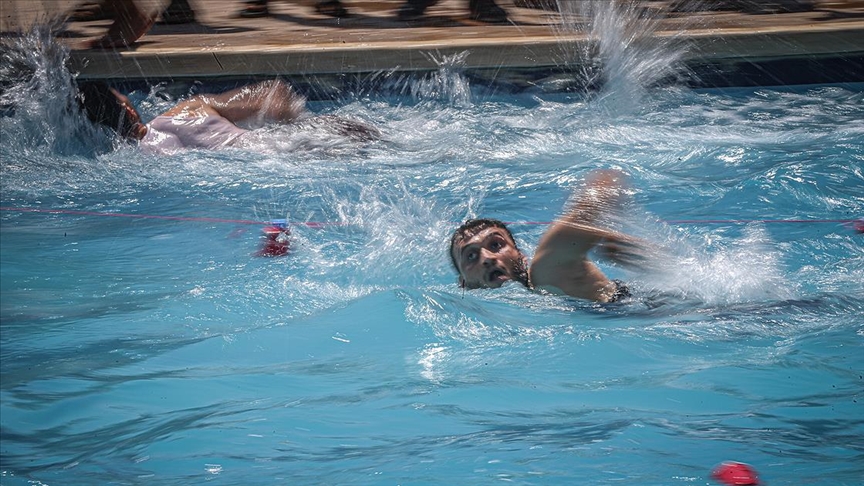 Suriyede Etarip ilçesinde 35 görme engelliye psikolojik destek sağlamak amacıyla yüzme yarışması düzenlendi