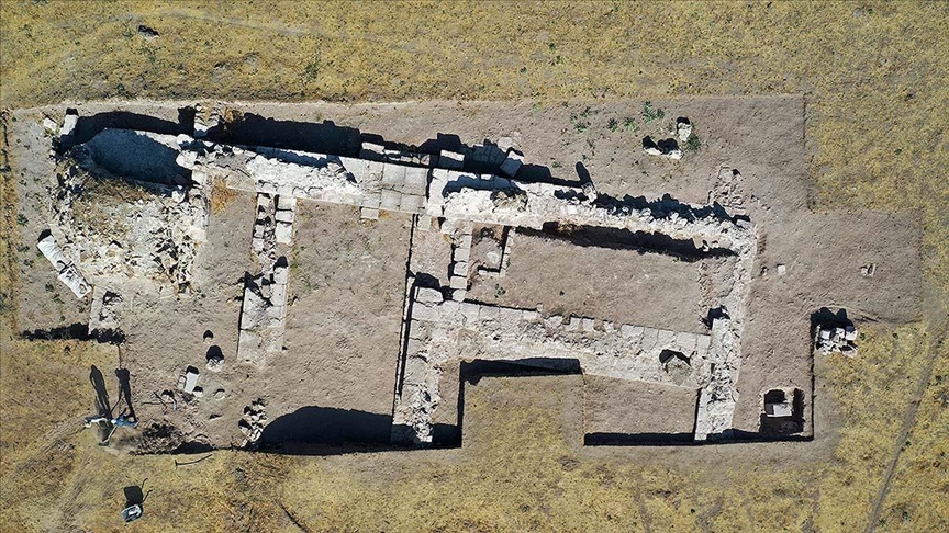 Eski Ahlat Şehri kazılarında 5 bin yıllık höyük tespit edildi