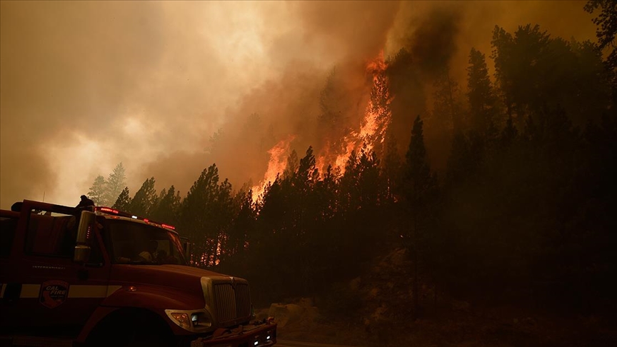 ABD'de iki haftadır devam eden 'Caldor' yangını nedeniyle California ve Nevada'da acil durum ilan edildi