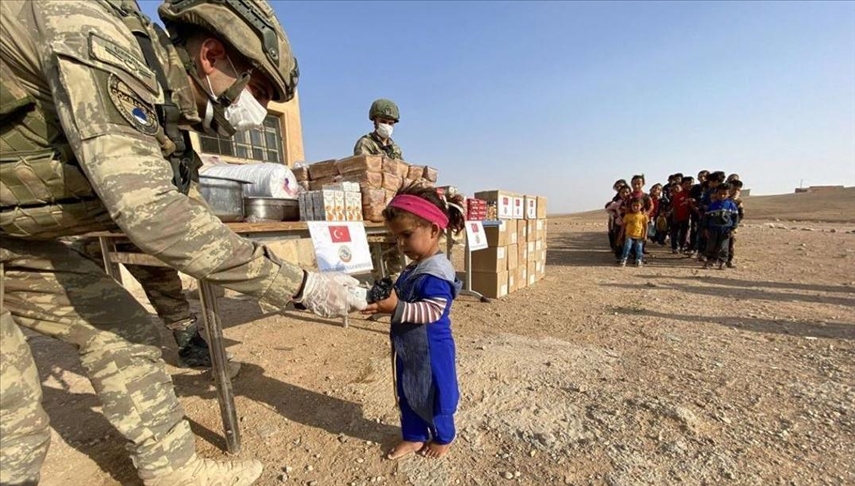 الجيش التركي يقدم مساعدات إنسانية شمالي سوريا