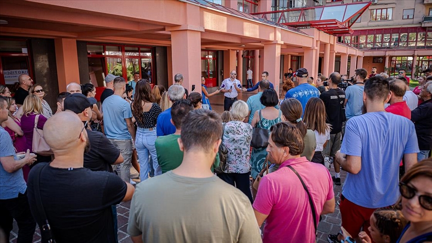 Protest u Podgorici: Roditelji traže da im djeca ne nose maske u škola