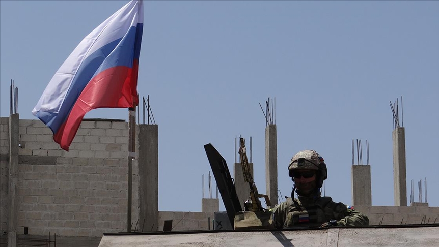 Rus askerleri, Derada ara buluculuk ettikleri anlaşmayla Esed rejiminin kuşattığı mahalleye girdi