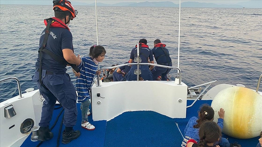 Aydında Türk kara sularına itilen 144 düzensiz göçmen kurtarıldı