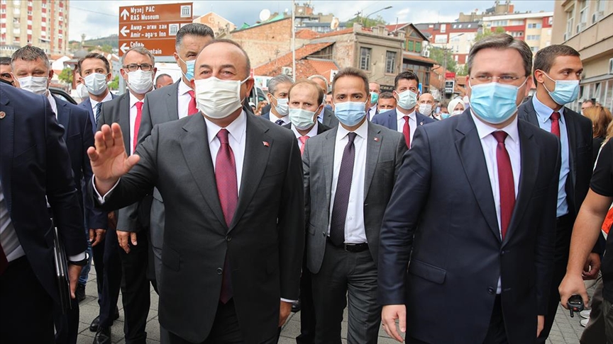 Cavusoglu doputovao u Novi Pazar, građani ga dočekali aplauzima