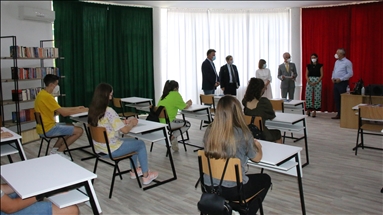 Во Северна Македонија започна новата учебна година со физичко присуство