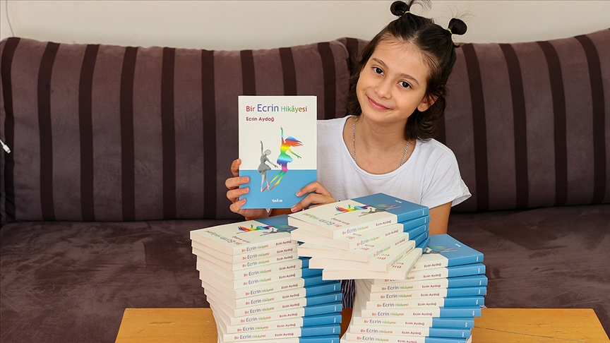Kemik kanserini yenen 10 yaşındaki Ecrin, kitabını mutlu sonla tamamladı