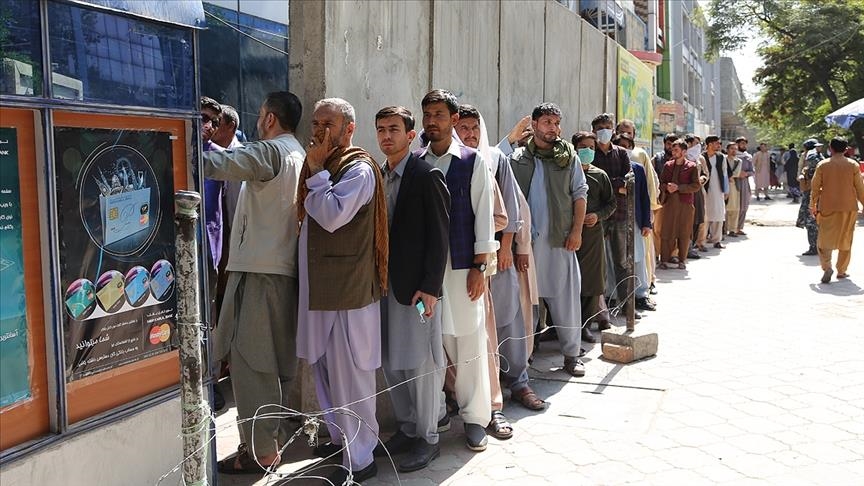 People throng banks in Kabul, pressing to get cash
