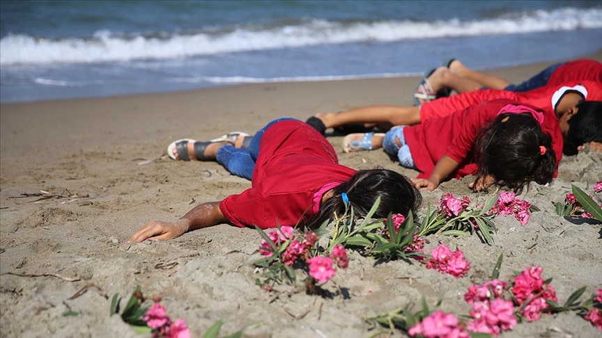 Göçmenlerin yaşadığı dramın simgesi Alan bebek, cansız bedeninin bulunduğu sahilde anıldı