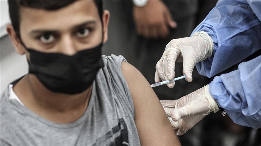 "صحة" غزة تبدأ بتطعيم طلبة المدارس ضد فيروس "كورونا"