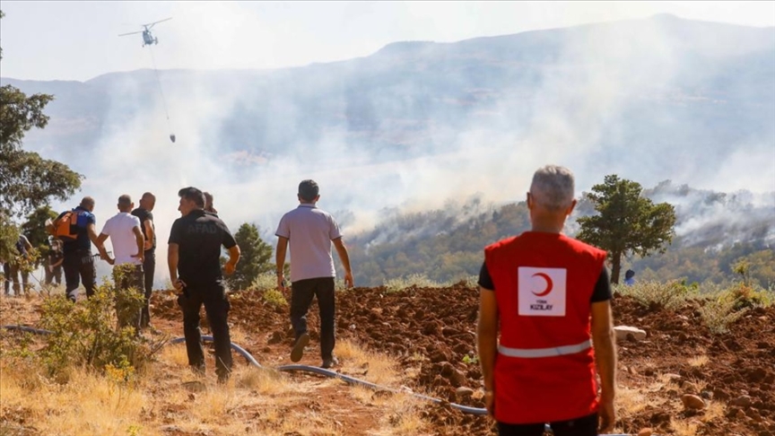 Türk Kızılay Tuncelideki orman yangınlarına müdahale eden ekiplere destek veriyor