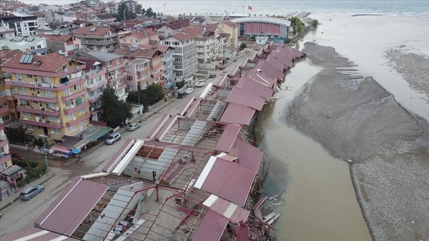 Selden etkilen Ayancık'ta kapalı pazar yeri tahliye edildi
