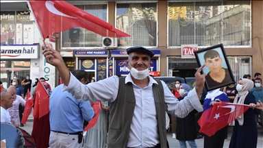 Terör örgütünün kaçırdığı evladına 6 yıl sonra kavuşan Şırnaklı aileden, HDP önünde halay