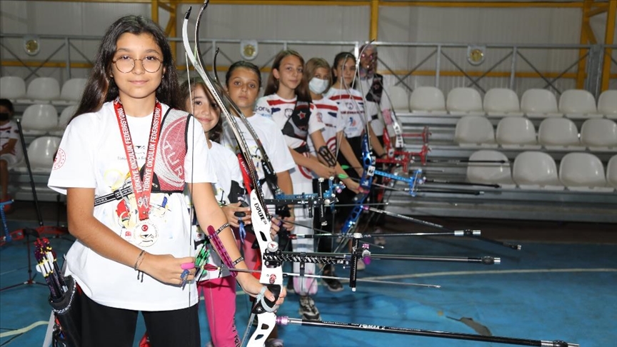 Çubuklu okçu ailenin Türkiye şampiyonu kızı hedef büyüttü