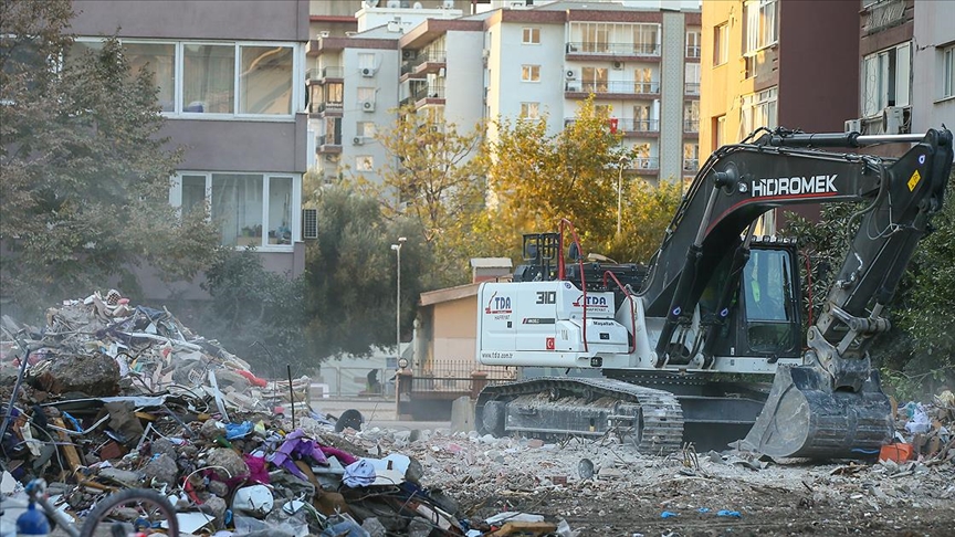 İzmir depreminde yıkılan Rızabey Apartmanındaki ölüm ve yaralanmalara ilişkin sanıklar hakim karşısında