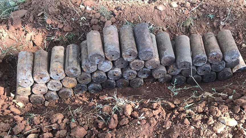 Muşta PKKlı teröristlerce toprağa gömülmüş 49 el yapımı patlayıcı bulundu