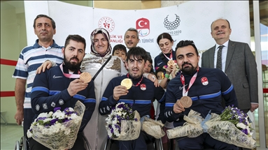 Madalyalı tenisçiler çiçeklerle karşılandı