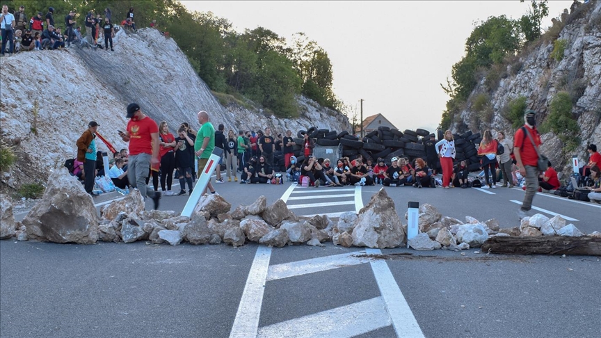 Crna Gora: Na Cetinju mirno, više stotina građana blokiralo put