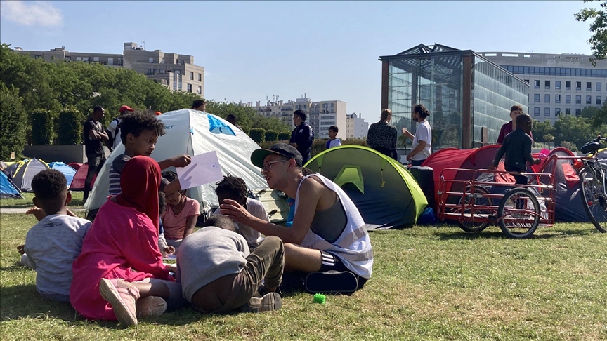 Fransada Paris Valiliği önünde çadır kuran evsizler bekleyişlerinin 4üncü gününde tahliye edildi