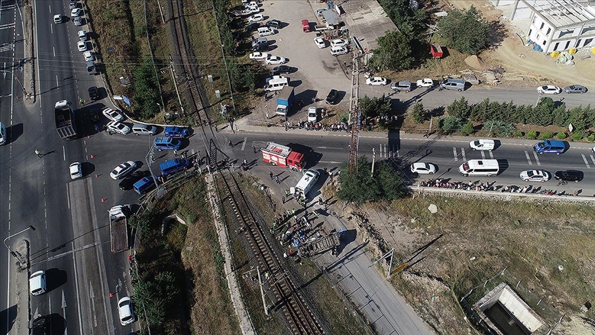 Tekirdağda yük treni işçileri taşıyan minibüse çarptı: 6 ölü, 7 yaralı