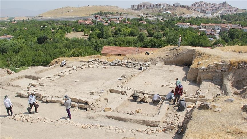 More than 20 graves, remains of 6 houses found in 7,000-year-old mound in Turkey
