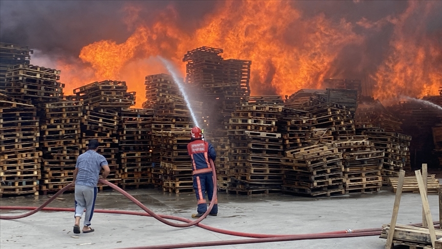 Sakaryada geri dönüşüm fabrikasında çıkan ve palet üretim tesisine sıçrayan yangına müdahale ediliyor