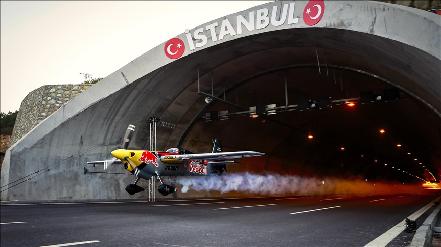Piloti italian në Stamboll thyen rekordin botëror për fluturimin më të gjatë përmes tunelit