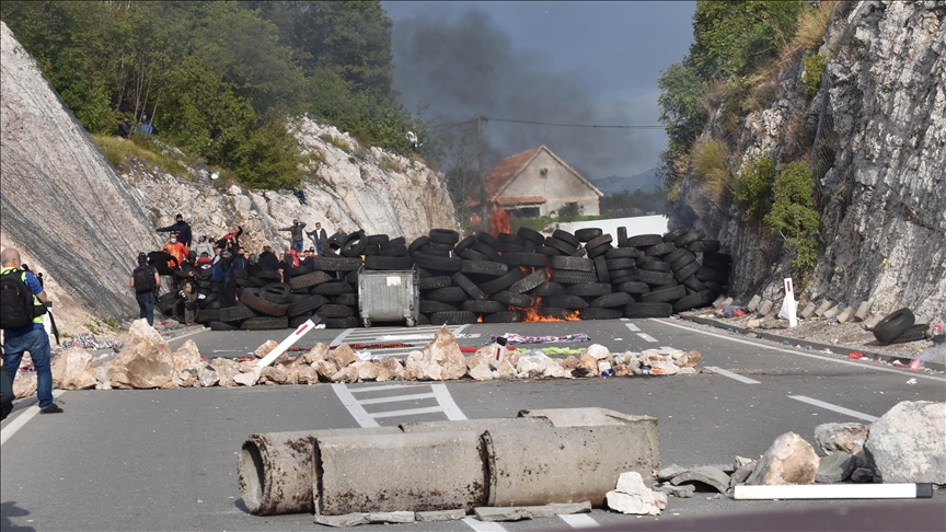 Napeto na Cetinju, kordoni policije krenuli da probijaju blokade